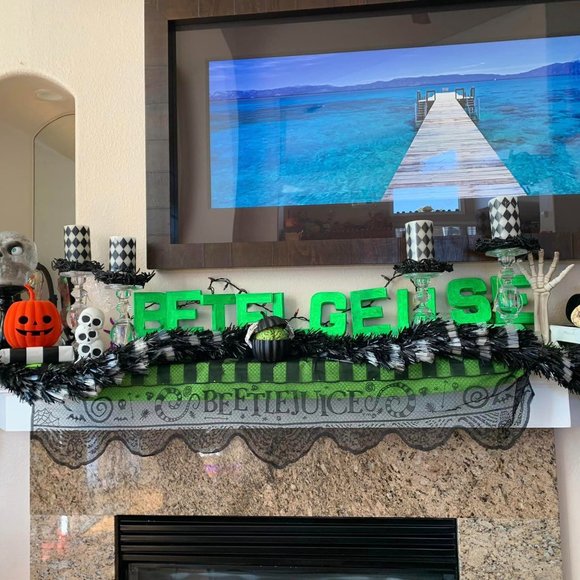 Beetlejuice- Striped Lace Light-Up Mantel Scarf - Picture 3 of 3